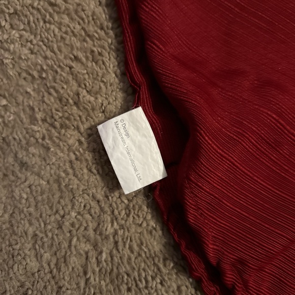 Red Linear Textured Table Cloth - Picture 3 of 5